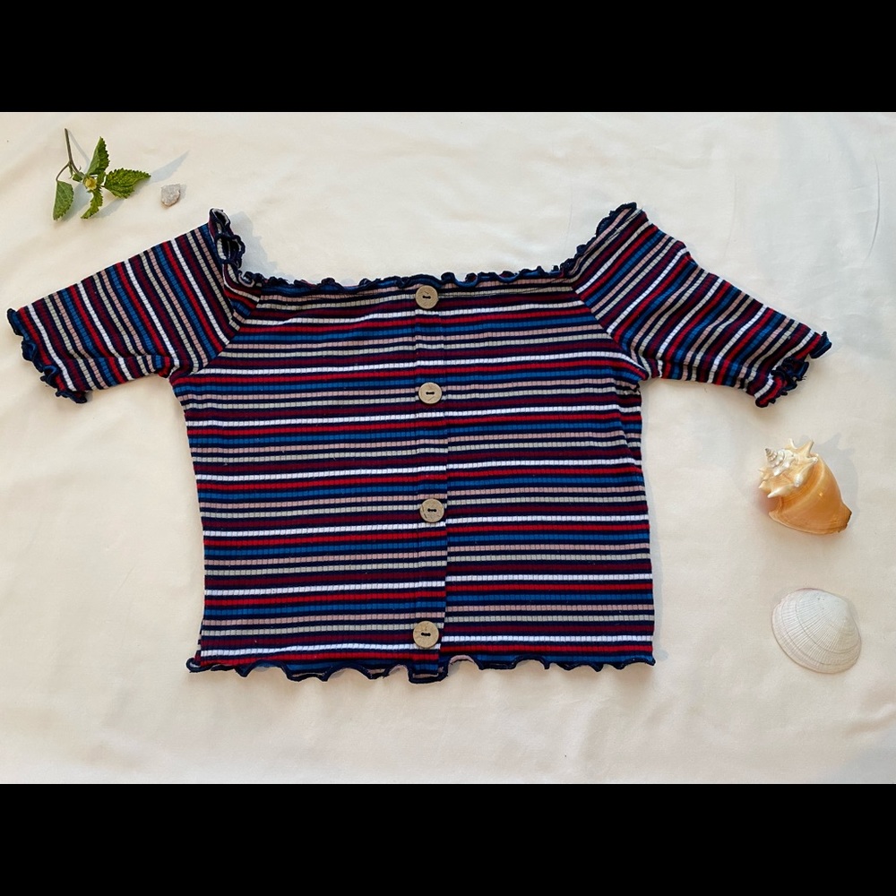 Crop top with buttons on the middle